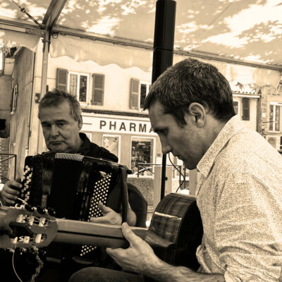 duo guitare et accordéon swing musette sur la terrasse du Café du Midi sur la place du village de Bessenay dans les monts du lyonnais
