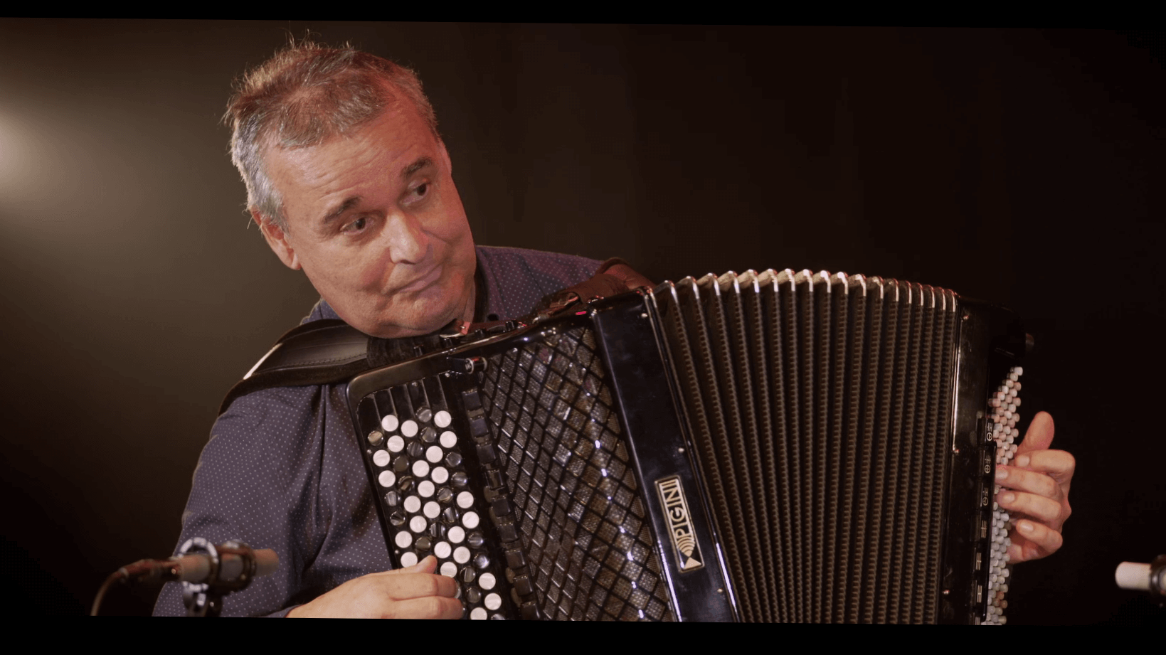accordéoniste jazz et musiques du monde, ambiance guinguette moderne, a l'espace tonkin a villeurbanne près de lyon