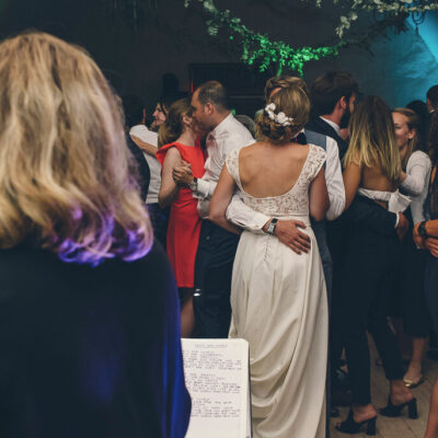 animation musicale pour un mariage, ici avec une chanteuse jazz pendant un slow romantique qui fait danser les mariés