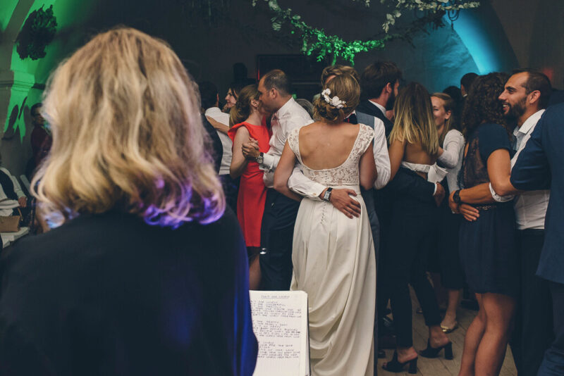 animation musicale pour un mariage, ici avec une chanteuse jazz pendant un slow romantique qui fait danser les mariés
