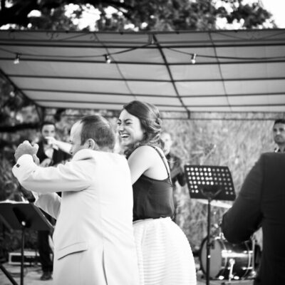 Ambiance joyeuse et danse autour de notre groupe de jazz lors du vin d'honneur d'un mariage dans la frome
