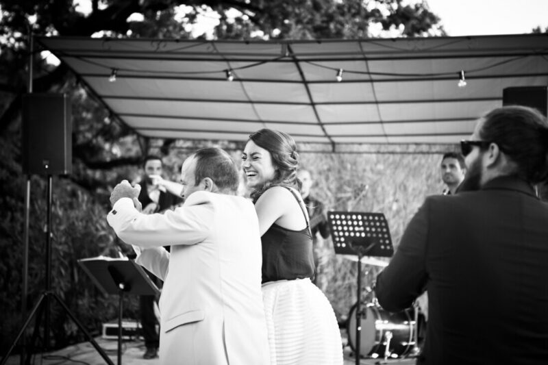 Ambiance joyeuse et danse autour de notre groupe de jazz lors du vin d'honneur d'un mariage dans la frome