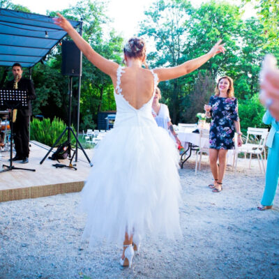 danse de la mariée pendant que notre saxophoniste ambiance un cocktail de mariage jazz