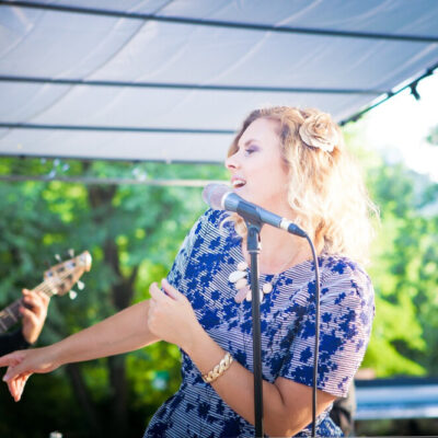 chanteuse jazz soul pendant le vin d'honneur d'un mariage dans un domaine de réception en Drôme
