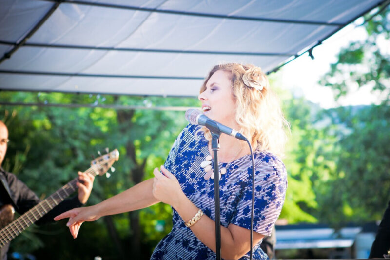 chanteuse jazz soul pendant le vin d'honneur d'un mariage dans un domaine de réception en Drôme