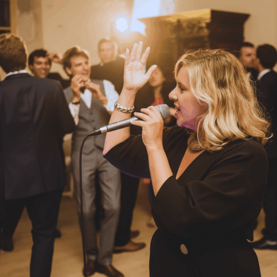 Notre chanteuse jazz & soul funk fait danser les gens pour mettre l'ambiance dans un mariage