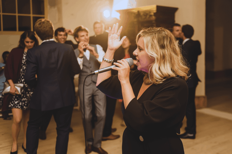 Notre chanteuse jazz & soul funk fait danser les gens pour mettre l'ambiance dans un mariage