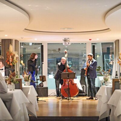 Animation musicale d'un diner de gala avec un trio jazz vocal en croisière sur l'Hermes II des bateaux lyonnais