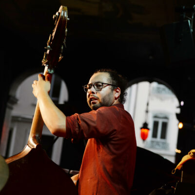 Contrebassiste au péristyle de l'opéra de Lyon