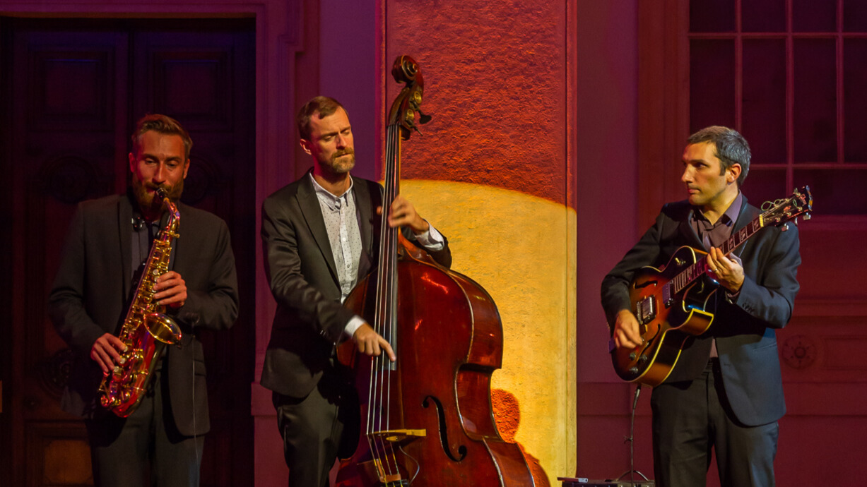 Trio jazz avec guitariste contrebassiste saxophoniste à Lyon au palais de la bourse
