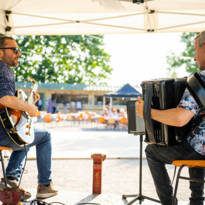 balances pour le fête du village beaurepaire en guinguette accordéon et guitare en train de se préparer