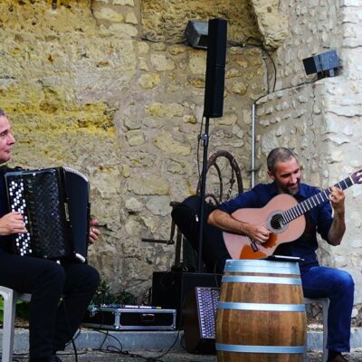 duo esquinas, accordéon et guitare pour l'inauguration du festival jazz en tourraine devant une cave viticole