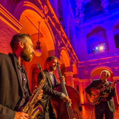 Trio jazz saxophone guitare contrebasse au palais de la bourse à Lyon pour un événement corporate