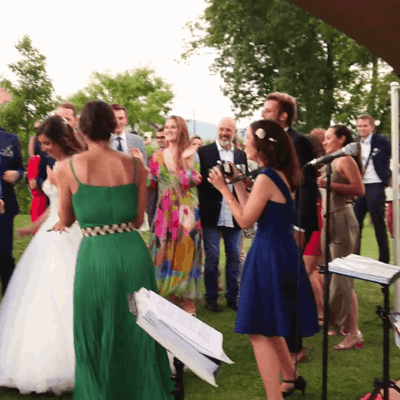 Ambiance festive lors d'un cocktail de mariage à Lyon animé par notre quintet de jazz et funk avec saxophoniste pour cocktails