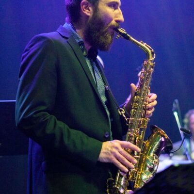 saxophoniste à lyon sur la scène de la sucrière (gl events) pour une soirée de gala insa lyon, gala d'étudiants