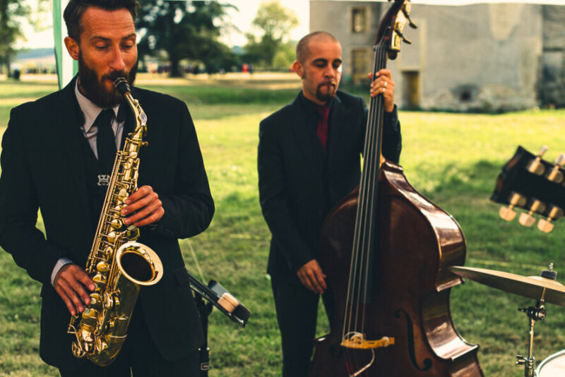 Contrebassiste et Saxophoniste pour le vin d'honneur d'un mariage, cocktail en extérieur