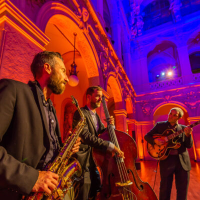 Trio jazz avec saxoponiste contrebassiste et guitariste lors d'une soirée d'entreprise au palais de la bourse à lyon
