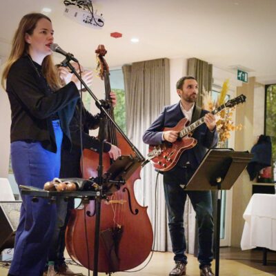 trio avec chanteuse de jazz pour une soirée d'entreprise à Lyon sur lHermes II des bateaux lyonnais