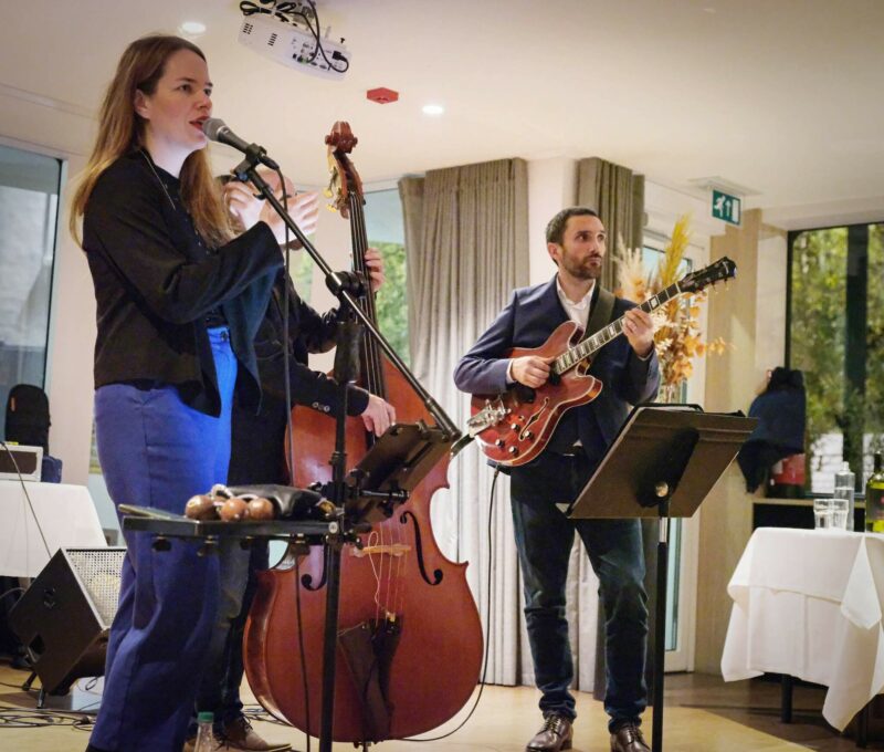 trio avec chanteuse de jazz pour une soirée d'entreprise à Lyon sur lHermes II des bateaux lyonnais