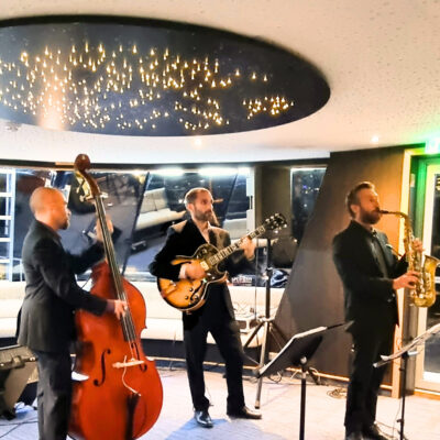 trio jazz avec contrebasse, guitare et saxophone pour animer un diner de gala d'une soirée privée en croisière à bord du saint exupery des bateaux lyonnais