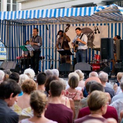 quintet jazz sur scène avec saxophoniste contrebassiste piano guitare batterie pour macadam jazz festival a perigueux presence du public