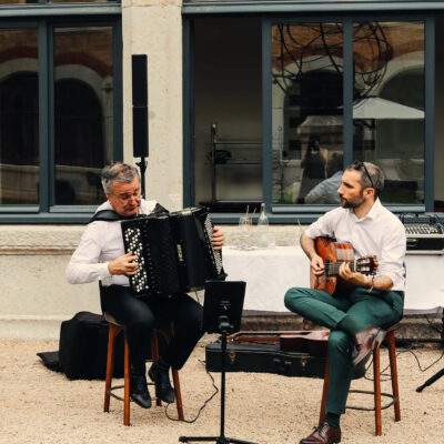 duo accordéon guitare ambiance guinguette chic lors d'une garden party au fourviere hotel a lyon