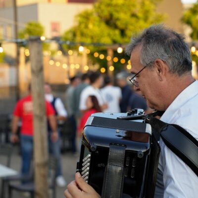 ambiance guinguette pour une soirée d'entreprise avec notre accordéoniste à Lyon