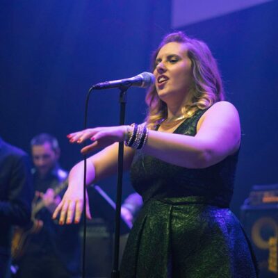 chanteuse jazz et soul lors d'un événement corporate à la sucrière (BL Events) lieu de réception de gros événements à Lyon