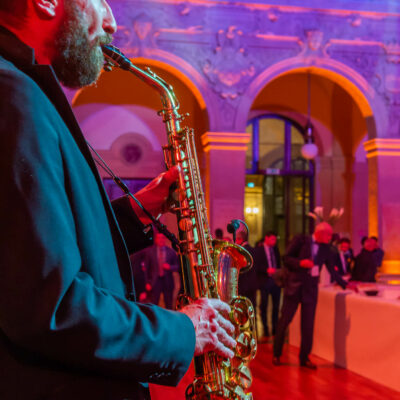 saxophoniste à Lyon au palais de la bourse pour le cocktail d'entrepris d'un événement corporate