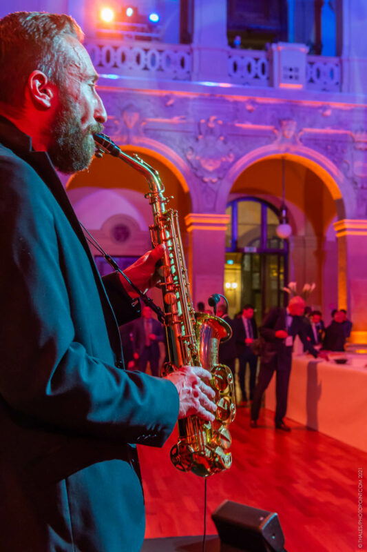 saxophoniste à Lyon au palais de la bourse pour le cocktail d'entrepris d'un événement corporate