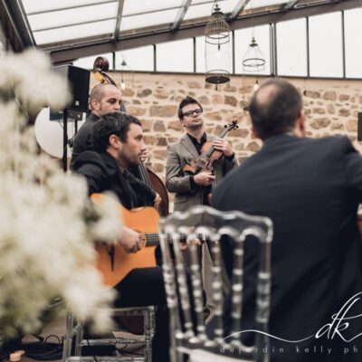 quartet de jazz manouche avec violon pour le vin d'honneur d'un mariage dans le beaujolais