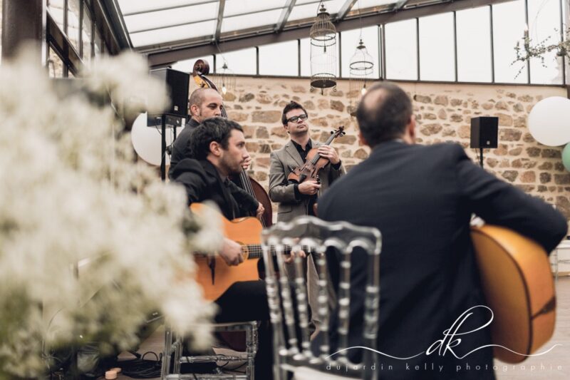 quartet de jazz manouche avec violon pour le vin d'honneur d'un mariage dans le beaujolais