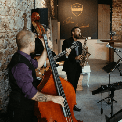 trio jazz avec saxophoniste, contrebassiste et guitariste, musiciens pour cocktail de mariage dans un chateau du beaujolais