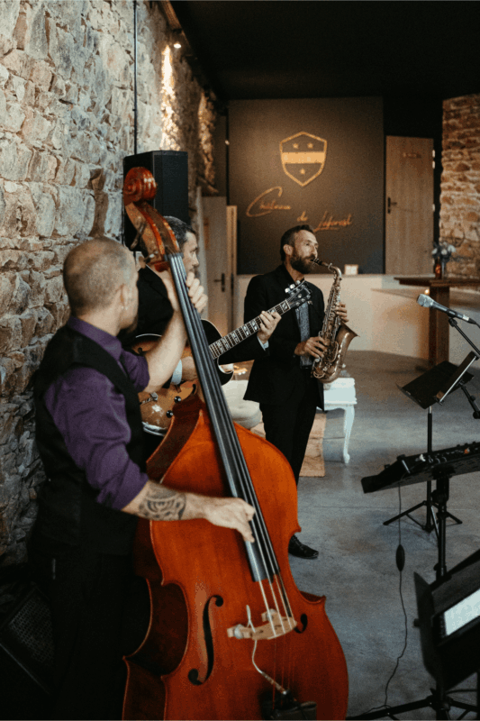 trio jazz avec saxophoniste, contrebassiste et guitariste, musiciens pour cocktail de mariage dans un chateau du beaujolais