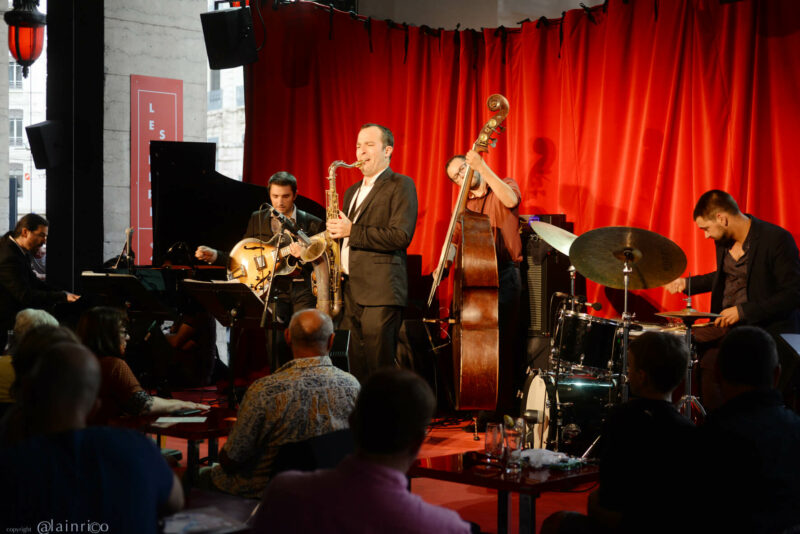 quintet de jazz lyonnais en concert au péristyle de l'opéra de lyon, saxophone, guitare, piano, contrebasse, batterie